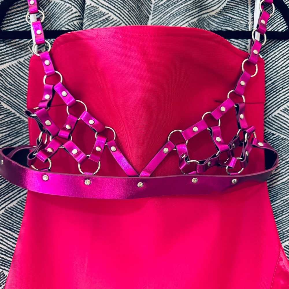 NWT l! Catchall stunning dress! Perfect for parties or an event! 🩷🔥🩷